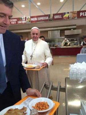 Papa Francesco alla mensa del Vaticano
