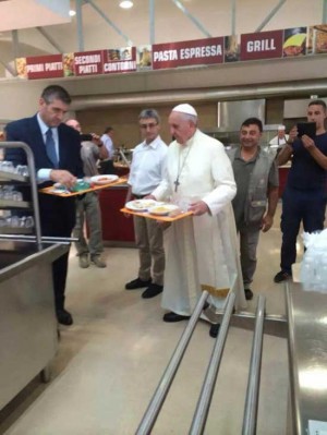 Papa Francesco alla mensa del Vaticano