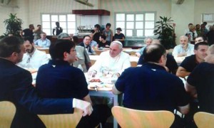 Papa Francesco alla mensa del Vaticano
