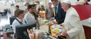 Papa Francesco alla mensa del Vaticano