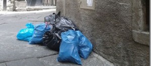 I sacchi d'immondizia in via PiaggiarelleI sacchi d'immondizia in via Piaggiarelle
