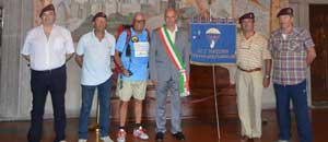 Il sindaco Mazzola con il podista Belliere e la delegazione tarquiniese dell'Andpi