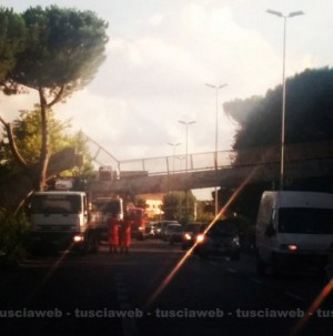 Il ponte pedonale crollato sulla Flaminia