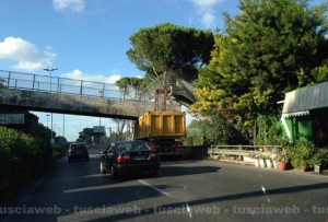 Il ponte pedonale crollato sulla fFlaminia