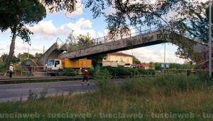 Il ponte pedonale crollato sulla Flaminia