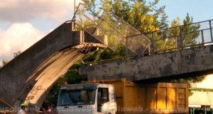 Il ponte pedonale crollato sulla fFlaminia