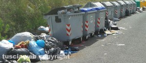 L'isola ecologica di Belcolle con l'immondizia sparsa ovunque
