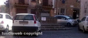 Le macchine parcheggiate sulla fontana a Pianoscarano