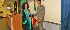 La prorettrice dell'Unitus Anna Maria Fausto con il maresciallo capo corso Alessio Raso