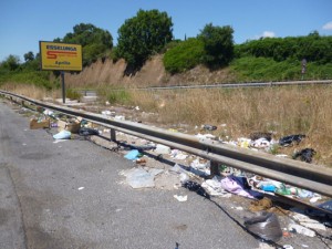 Rifiuti abbandonati lungo la Pontina