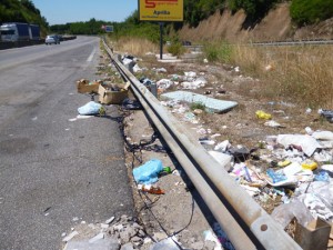 Rifiuti abbandonati lungo la Pontina