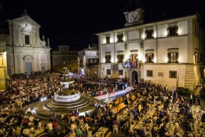 Palio delle barche, piazza del comune strapiena per la cena delle contrade - Foto di Alberto Santucci