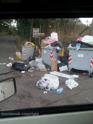 Viterbo - I rifiuti abbandonati in strada Sasso san Pellegrino