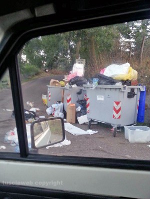Viterbo - I rifiuti abbandonati in strada Sasso san Pellegrino