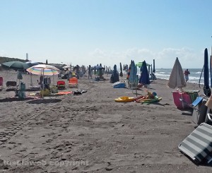 Gli ombrelloni a Pescia Romana posizionati sulla spiaggia