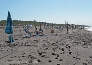 Gli ombrelloni a Pescia Romana posizionati sulla spiaggia