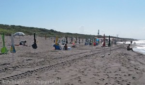 Gli ombrelloni a Pescia Romana posizionati sulla spiaggia