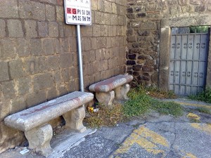Le panchine fuori porta del Carmine