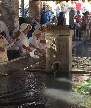 La compagnia delle lavandaie al lavatoio