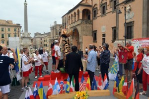 La fiaccola della marcia di solidarietà “Vivi per la vita”
