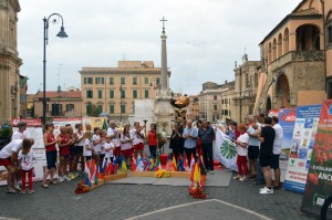 La fiaccola della marcia di solidarietà “Vivi per la vita”
