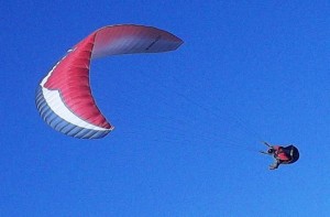 Uda col suo parapendio