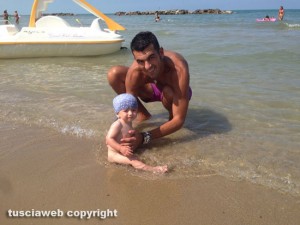 Francesco Caprini e il figlio in vacanza a Pescara