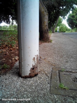 Un palo eroso dalla ruggine a Sutri