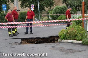 La voragine nell'area auto del McDonald di Valle Faul