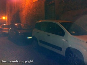 Auto parcheggiate in divieto di sosta a piazza san Carluccio
