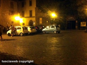 Auto parcheggiate in divieto di sosta a piazza san Carluccio