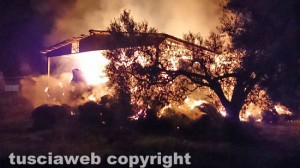 Capannone in fiamme - Intervento dei vigili del fuoco