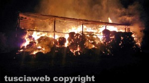 Incendio in un capannone di fieno