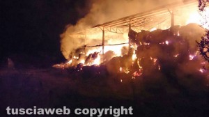 Incendio in un capannone di fieno