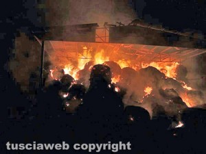 Capannone in fiamme nella zona interna alla Commenda - Intervento dei vigili del fuoco