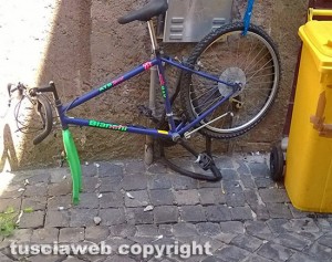 Viterbo - Via della Volta Buia - La bicicletta senza più una ruota