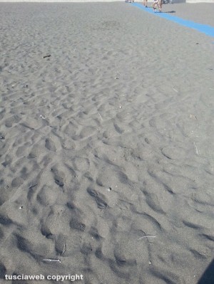 Pezzi di plastica sulla spiaggia di Montalto Marina