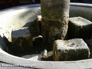La fontana di piazza della Morte completamente vuota