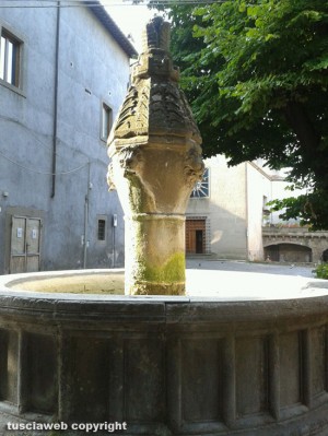 La fontana di piazza della Morte completamente vuota
