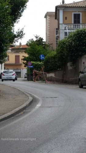 I posti auto transennati a via Brenta