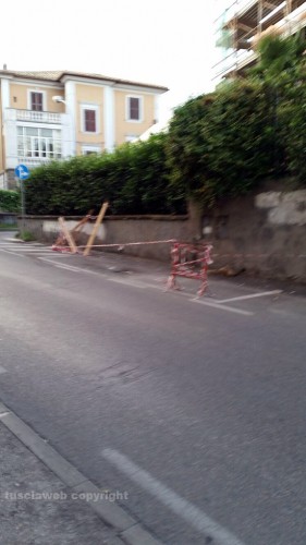 I posti auto transennati a via Brenta