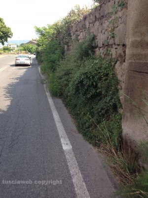 La Cassia Nord in entrata a Viterbo tra buche e erbacce