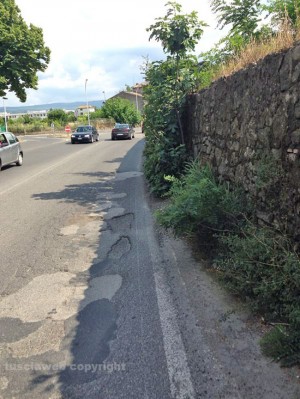 La Cassia Nord in entrata a Viterbo tra buche e erbacce