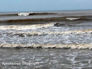 Il mare marrone dopo il nubifragio e le trombe d'aria di ieri