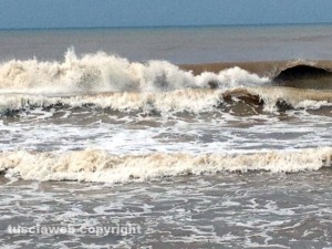 Il mare marrone dopo il nubifragio e le trombe d'aria di ieri