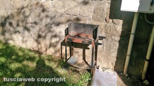 Il barbecue abbandonato sotto le mura di piazza della Rocca