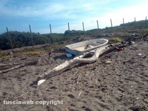 Le spiagge sporche a Pescia Romana