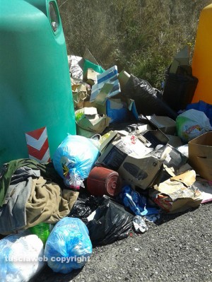 I cassonetti dell'isola ecologica di Belcolle il 28 agosto