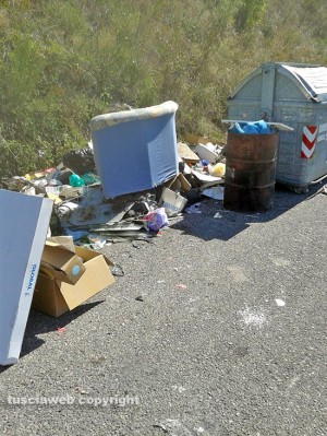 I cassonetti dell'isola ecologica di Belcolle il 28 agosto