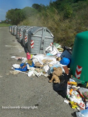 I cassonetti dell'isola ecologica di Belcolle il 28 agosto